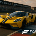 Une voiture de sport Ford GT jaune vif avec d'audacieuses bandes noires de course fonce sur une piste haute performance, son design élégant scintillant sous la lumière du soleil. Le logo emblématique de Forza Motorsport est affiché de manière bien visible, capturant l'excitation et la précision des courses compétitives.